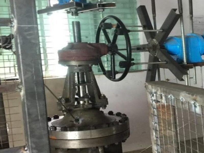 Gate valve set up for fugitive emission type and production testing inside an enclosed test bay